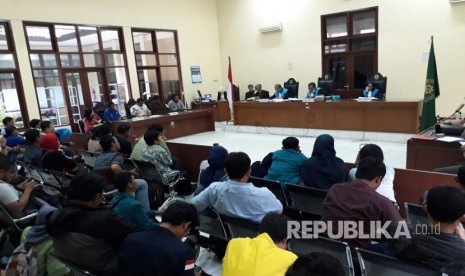 Majelis Hakim membacakan putusan gugatan nelayan, Walhi, dan KNTI terhadap Pemprov DKI Jakarta terkait proyek reklamasi Pulau F, I, K di Ruang Kartika, Pengadilan Tata Usaha Negara (PTUN) Jakarta Timur, Kamis (16/3). 