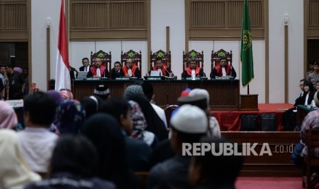 Majelis hakim memimpin sidang lanjutan kasus dugaan penistaan agama dengan terdakwa Gubernur DKI Jakarta nonaktif Basuki Tjahaja Purnama atau Ahok oleh PN Jakarta Utara di Auditorium Kementan, Ragunan, Jakarta Selatan, Selasa (4/4).