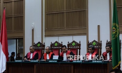 Majelis hakim memimpin sidang lanjutan kasus dugaan penistaan agama dengan terdakwa Gubernur DKI Jakarta nonaktif Basuki Tjahaja Purnama atau Ahok oleh PN Jakarta Utara di Auditorium Kementan, Ragunan, Jakarta Selatan, Selasa (4/4).