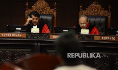 Majelis Hakim mendengarkan keterangan dari perwakilan Koalisi Perempuan Indonesia Dian Kartikasari saat memimpin sidang uji materi pasal perzinahan dalam KUHP di Gedung Mahkamah Konstitusi, Jakarta, Kamis (8/9). (Republika/Raisan Al Farisi)