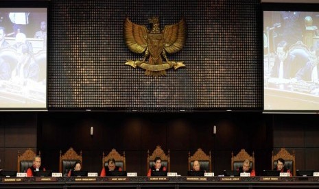 Majelis hakim MK mengikuti sidang pleno gugatan yang diajukan oleh Partai Demokrasi Indonesia Perjuangan (PDIP) tentang Undang-undang MPR, DPR, DPD dan DPRD (UU MD3) di Mahkamah Konstitusi, Jakarta, Selasa (23/9).(Republika/Wihdan).