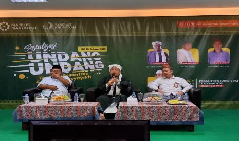 Majelis Masyayikh melakukan sosialisasi tentang UU Pesantren di Pesantren Idrisiyyah, Kecamatan Cisayong, Kabupaten Tasikmalaya, Senin (7/11/2022). 