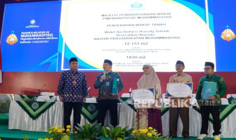 Majelis Pendayagunaan Wakaf PP Muhammadiyah terima wakaf tanah di Nusa Tenggara Timur (NTT). Penyerahan secara simbolis ini dilakukan di sela-sela Sidang Tanwir Muhammadiyah di kompleks Universitas Muhammadiyah Kupang, Kupang, NTT, Rabu (4/12/2024).