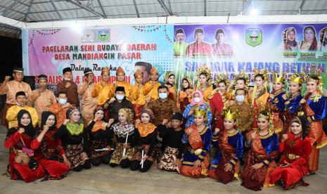 Majelis Permusyawaratan Rakyat bekerjasama dengan sanggar Kajang Betuah Mandiangin menggelar kesenian asli Mandiangin dalam rangka sosialisasi Empat Pilar MPR. Pagelaran kesenian asli Mandiangin itu antara lain menampilkan tari Kromong, tari Kain, tari Gunjing, tari Dana serta pertunjukan Kompangan.