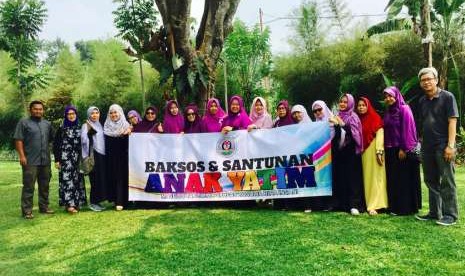 Majelis Taklim Al Ikhlas Bosowa Bina Insani melaksanakan baksos dan santunan anak yatim di Yayasan Siti Noerzoer, Bogor, Jawa Barat.