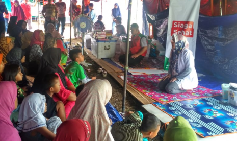 Majelis Taklim Telkomsel bersama Rumah Zakat bantu korban longsor Tasikmalaya.