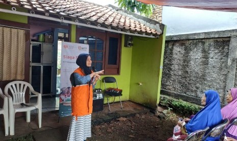 Majelis Taklim Telkomsel menggandeng Rumah Zakat menggelar Siaga Sehat di Rumah Quran AsySyafaat, Pondok Jaya, Cipayung, Depok (30/3). 