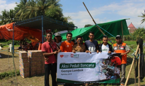 Majelis Taklim Telkomsel (MTT) bekerja sama dengan Rumah Zakat memberikan bantuan ke korban gempa Lombok.