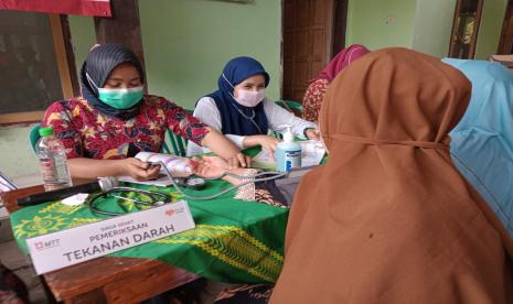 Majelis Telkomsel Taqwa (MTT) regional Jawa Timur gandeng Rumah Zakat menggelar kegiatan Siaga Sehat di Posyandu Lansia Aisyah di Desa Susuhbango, Kediri.