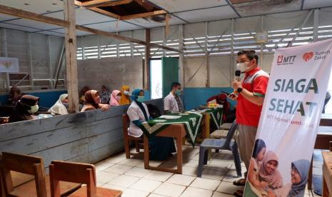 Majelis Telkomsel Taqwa (MTT) Sumbagut menggelar acara pengobatan gratis di SD Muhammadiyah Lahewa Kelurahan Pasar Lahewa Kecamatan Lahewa Kabupaten Nias Utara, Senin (31/5). Sejumlah kegiatan pengobatan gratis mulai dari pembukaan, pendaftaran, pemeriksaan tensi, metabolik, pemeriksaan umum, hingga pemberian obat pun dilakukan untuk masyarakat Keluarga Lahewa.