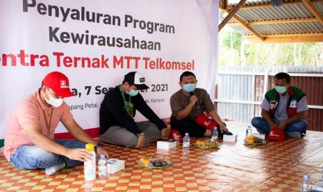 Majelis Telkomsel Taqwa (MTT) wilayah Sumatera Bagian Tengah (Sumbangteng) bersama Dompet Dhuafa Riau menyalurkan Program Kewirausahaan berupa Sentra Ternak yang terletak di Desa Simpang Petai, Kecamatan Rumbio Jaya, Kabupaten Kampar, Riau pada Selasa pagi (7/9).