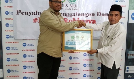 Majelis Ulama Indonesia (MUI), Dewan Masjid Indonesia (DMI) dan Forum Kuliah Subuh (FKS) Jakarta Selatan memberikan bantuan donasi untuk Rohingya kepada PKPU Human initiative.