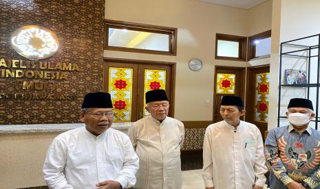 Ketua MUI Jabar Rahmat Syafei (Kiri) saat menjelaskan soal shalat ghaib Eril.