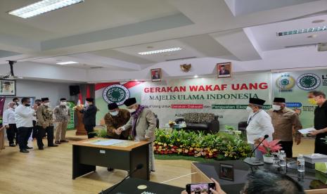 Majelis Ulama Indonesia (MUI) meluncurkan Gerakan Wakaf Uang MUI di Jakarta, Selasa (14/9).