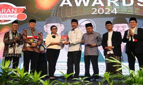 Majelis Ulama Indonesia (MUI) menganugerahkan MUI Peace Mujahid Award kepada Jusuf Kalla dan MUI Diplomacy Mujahidah Award kepada Retno Marsudi, Kamis (3/10/2024)..