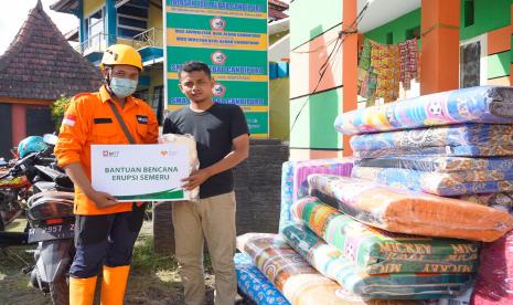  Majlis Telkomsel Taqwa (MTT) bersama Rumah Zakat salurkan bantuan berupa kasur dan selimut kepada para penyintas erupsi gunung Semeru. 