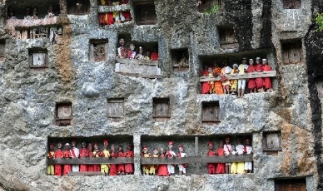  Makam batu masyarakat Tana Toraja di dinding tebing di Desa Lemo, Makale Utara, Toraja.