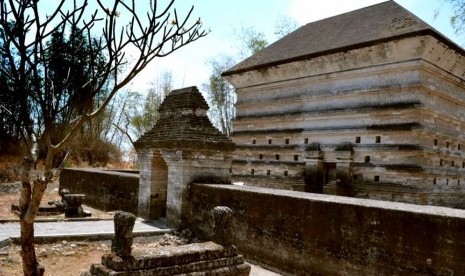 Makam Fatimah binti Maimun (wafat 1028 M) di Leran, Gresik, Provinsi  Jawa Timur. Penanggalan Hijriyah sudah dikenal sejak abad ke-10 di Nusantara 