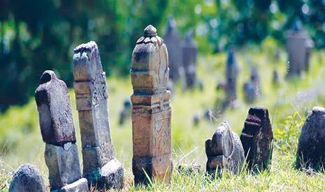 Makam-makam ulama di situs sejarah Islam di Barus, Sumatera Utara.