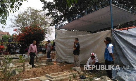 Makam Muhammad Alzahra alias Joya dipenuhi warga yang ingin menyaksikan pengotopsian jenazah. Rabu (9/8). 