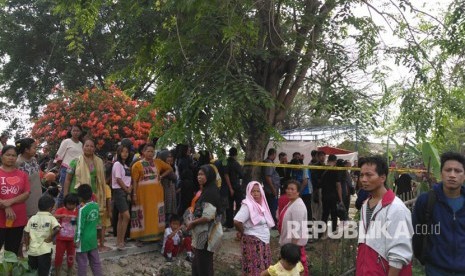 Makam Muhammad Alzahra alias Joya dipenuhi warga yang ingin menyaksikan pengotopsian jenazah. Rabu (9/8). 