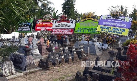 Makam Muhammad Iqbal Setyawan di Dusun Balong, Desa Timbulharjo, Kecamatan Sewon, Kabupaten Bantul, DIY, Jumat (27/7).  Iqbal merupakan korban meninggal usai menonton pertandingan PSIM Yogyakarta vs PSS Sleman di Stadion Sultan Agung Bantul. 