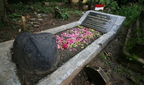 Makam pahlawan nasional Tan Malaka di lereng gunung Wilis, Desa Selopanggung, Kediri, Jawa Timur, Senin (16/1). 