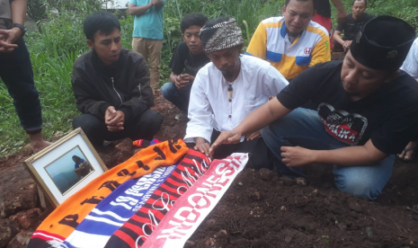 Makam Ronaldikin Dipasang Syal Persib-Persija