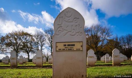 Bagaimana Tentara Muslim Ikut Bertempur di Perang Dunia I. Makam serdadu Muslim di Notre Dame de Lorette dengan batu nisan menghadap Kiblat. Di atasnya tertulis kalimat 