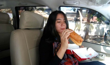 Makan Burger atau Hotdog (ilustrasi).