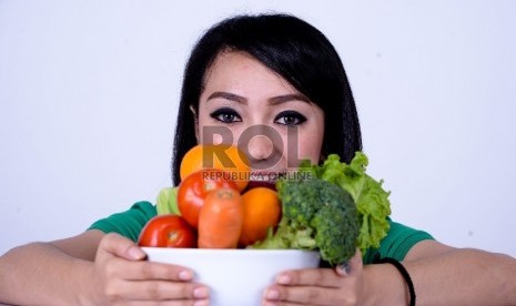 Perbanyak makan sayur dan buah saat sahur dan berbuka puasa