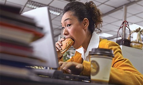 Makan siang di meja kerja