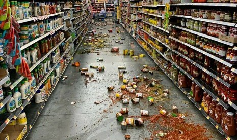 Makanan berjatuhan dari rak di supermarket Walmart akibat gempa di Yucca Yalley, Kalifornia, Jumat (5/7).