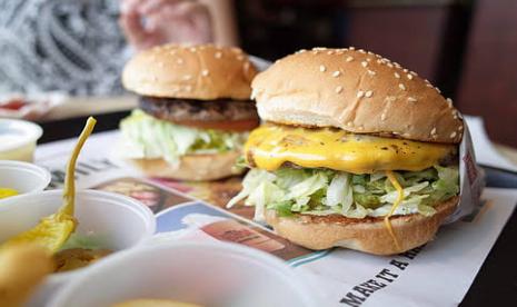 Junkfood merupakan salah satu makanan yang mengandung kolesterol tinggi.