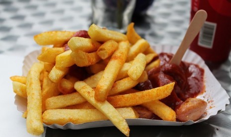 Makanan cepat saji atau junk food. Menurut penelitian, mengonsumsi makanan cepat saji berkalori tinggi, bergula, dan berlemak dapat mengubah fungsi dan perilaku otak. 