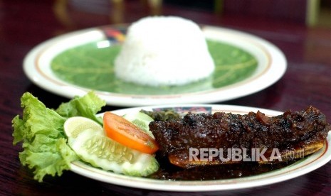 Hindari terlalu banyak nasi putih saat sahur.