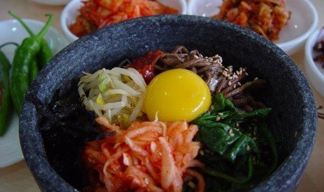 Makanan Korea Bibimbab kini banyak tersaji dengan parutan keju di atasnya.