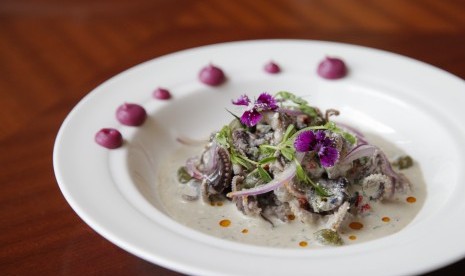 Makanan pembuka, salad dari gurita dengan quinoa. Quinoa kini menjadi tren makanan sehat. Masyarakat Peru sudah sejak dulu memakan quinoa.