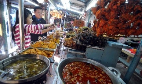 Aneka makanan di sebuah warung 