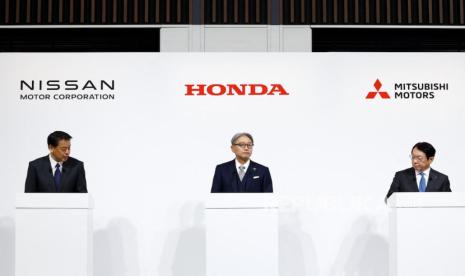 Makoto Uchida, Direktur, Perwakilan Pejabat Eksekutif, Presiden dan CEO Nissan Motor Corporation, Toshihiro Mibe, Direktur, Presiden dan Perwakilan Pejabat Eksekutif Honda dan Takao Kato, Direktur, Perwakilan Pejabat Eksekutif, Presiden & CEO Mitsubishi Motors, mengadakan konferensi pers bersama mengenai pembicaraan merger mereka, di Tokyo, Jepang, Senin (23/12/2024).