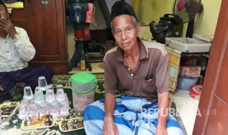 Maksum bin Wahab (79) calon jemaah haji dari Surabaya yang akan berangkat haji ke Tanah Suci pada Sabtu (29/7). Maksum sehari-hari berprofesi sebagai tukang becak di sekitar rumahnya di Jl Kapasan Samping III, Surabaya. 