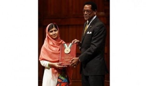 Malala Yousafzai (kiri) menerima 2013 Peter J Gomes Humanitarian Award yang diserahkan Direktur Yayasan Havard,  Dr S Allen Counter (right) di Universitas Harvard, Massachusetts, 27 September 2013