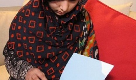 Malala Yousefzai reads get well cards. 