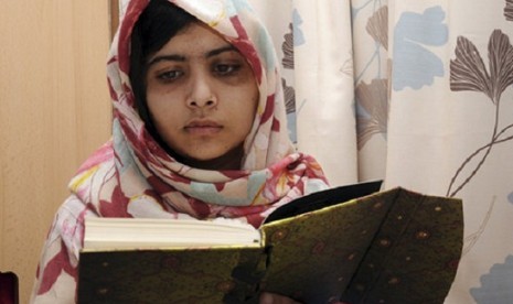 Malala Yousufzai, saat proses penyembuhannya di Queen Elizabeth Hospital di Birmingham, Inggris.