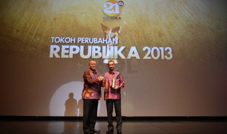  Ketua KPK Abraham Samad (kanan) menerima penghargaan Tokoh Perubahan Republika 2013 dari Komisaris utama PT Republika Media Mandiri Adi Sasono di Jakarta, Senin (21/4). (Republika/Prayogi)