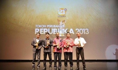   Tokoh Perubahan Republika 2013, (dari kiri) Gamal Albinsaid, Iko Uwais, Abraham Samad, Ridwan Hasan Saputra, dan  yang mewakili Indra Sjafri.     (Republika/Prayogi)