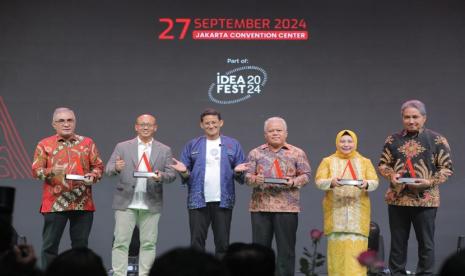 Malam penganugerahan IDeaward 2024 yang diadakan di Assembly Hall, Jakarta Convention Center, menjadi ajang penghargaan paling bergengsi dalam menghormati instansi dan individu yang memberikan kontribusi signifikan terhadap kreativitas dan inovasi di Indonesia.