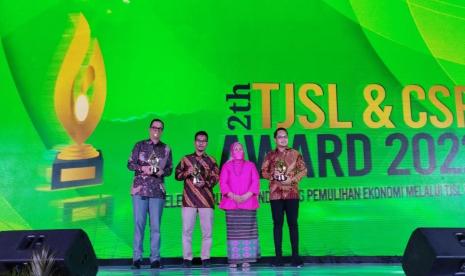 Malam penghargaan Bintang 4 CSR & TJSL Award 2022 di bidang Lingkungan pada ajang TJSL & CSR Award 2022.