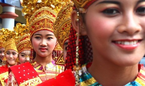 Malay dancers perform to welcome important guests in Batam. (illustration)