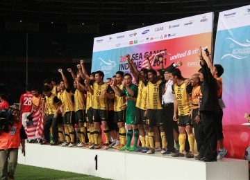 Malaysia berhasil meraih medali emas cabang sepak bola SEA Games 2011 setelah menaklukkan Indonesia lewat adu penalti, GBK Jakarta, Senin, (21/11). (Republika Online/Fafa)